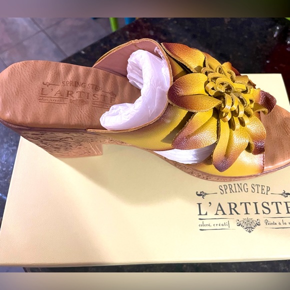 French inspired vintage flower, hand painted leather. Cork inspired chunky heel - Picture 2 of 3